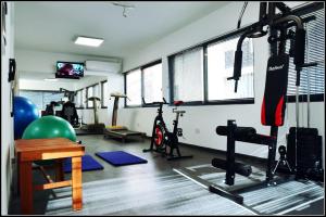 een fitnessruimte met loopbanden en hometrainers. bij Florida Hotel & Spa in Villa Carlos Paz