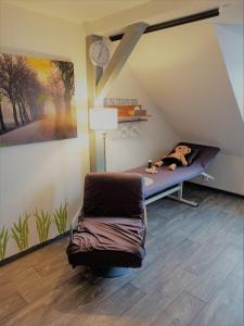 A bed or beds in a room at Turmblick-Gaestequartier-Coswig-Hier-erwartet-Sie-individueller-Service-im-Herzen-der-Altstadt