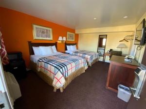En eller flere senge i et værelse på Indian Mound Motel