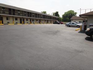 ein Parkplatz vor einem großen Gebäude in der Unterkunft Indian Mound Motel in Fairmont City