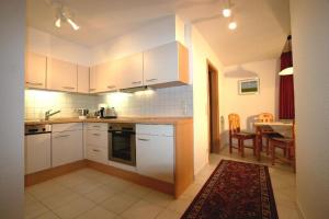 Ett kök eller pentry på Gaestehaus-Achtern-Diek-Wohnung-10