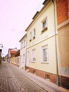 uma rua de calçada numa cidade com edifícios em Turmblick-Gaestequartier-Coswig-Hier-erwartet-Sie-individueller-Service-im-Herzen-der-Altstadt em Coswig