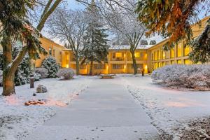 un edificio con la neve sul terreno di fronte ad esso di La Quinta by Wyndham Appleton College Avenue ad Appleton