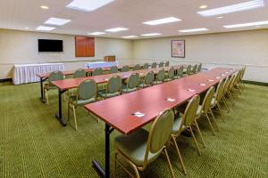 Zona de negocis o sala de conferències de La Quinta by Wyndham Appleton College Avenue