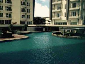 een zwembad met groen water voor gebouwen bij Futura Studio-Modern Apartment near CBD BSD in Serpong