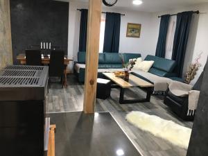 Predel za sedenje v nastanitvi Planinski biser Mokra Gora