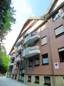un grand bâtiment avec des balcons sur le côté dans l'établissement Ferienwohnung Lastro, à Cochem 7 autres photos