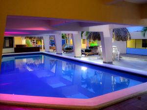 - une grande piscine dans une chambre d'hôtel dans l'établissement HOTEL BRISA Coatzacoalcos, à Coatzacoalcos