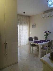 - une salle à manger avec une table et des chaises dans l'établissement Apartments Soleado, à Pančevo