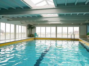 una gran piscina de agua azul en un edificio en 6 person holiday home in Vestervig en Vestervig