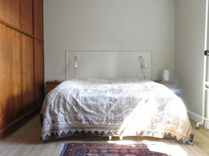 una camera da letto con un letto coperto di ApartmentInCopenhagen Apartment 1150 a Copenaghen