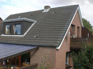 a house with a metal roof on top of it at Ferienwohnung-bei-Familie-Kuehl in Fehmarn