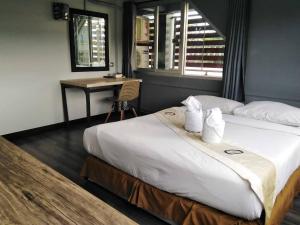 Postel nebo postele na pokoji v ubytování Pimpimarn Hotel