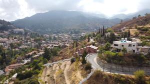 een kronkelende weg in een stad op een berg bij Zangoulos Mountain in Kakopetria