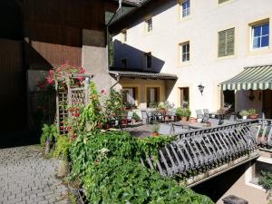 um pátio de um edifício com cadeiras e flores em Gasthof Thaler 