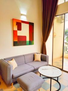 Lotus Desaru G510 by JSS في Bandar Penawar: غرفة معيشة مع أريكة وطاولة
