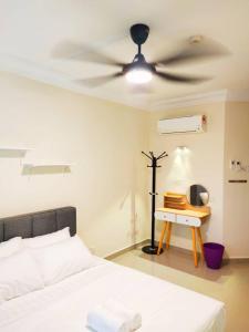 Lotus Desaru G510 by JSS في Bandar Penawar: غرفة نوم بسرير ومروحة سقف