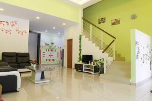 A television and/or entertainment centre at Sky Mirror Homestay