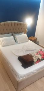 1 dormitorio con 1 cama grande con sábanas blancas en Hotel Alba-Gert, en Orikum