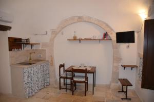 卡斯特拉納格羅泰的住宿－Trulli don Pietro，一个带桌子和水槽的厨房