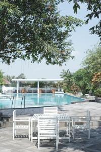 Bazén v ubytování Sevilla Resort Magelang nebo v jeho okolí