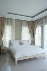 Postel nebo postele na pokoji v ubytování Sevilla Resort Magelang