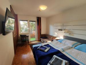 a hotel room with two beds and a couch at Ferienwohnung Werner in Saalfelden am Steinernen Meer