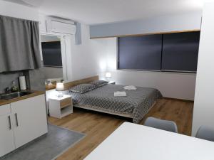 Ein Bett oder Betten in einem Zimmer der Unterkunft IOANNOU COURT - Natural Oak STUDIO