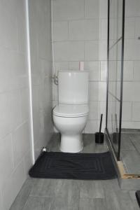 LuzyにあるPetit sejour aux portes du Morvanのバスルーム(白いトイレ付)が備わります。