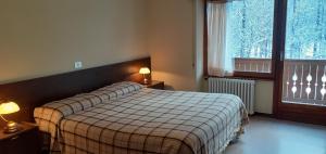 Postel nebo postele na pokoji v ubytování Hotel Cristallo + 37 fotografií
