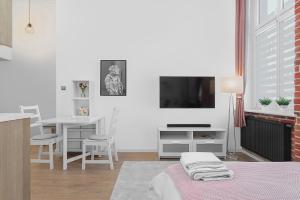 Habitación blanca con cocina y comedor en Princess Dream apartment in the heart of Wroclaw, en Wroclaw