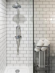 baño con ducha con azulejos blancos de metro en The Bridge, en Macclesfield