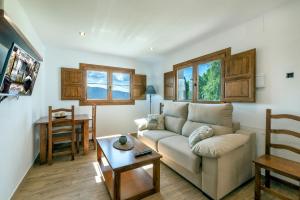 a living room with a couch and a table at Los Llanos- Soportújar in Soportújar