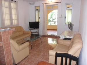 sala de estar con sofá y mesa en Sunway Residence en Mont Choisy