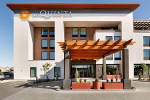 サンタローザにあるLa Quinta Inn & Suites by Wyndham Santa Rosa Sonomaの木製の日よけ付きの建物の正面