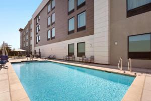 une piscine en face d'un bâtiment dans l'établissement La Quinta Inn & Suites by Wyndham Santa Rosa Sonoma, à Santa Rosa