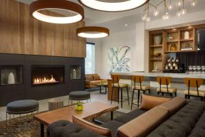Area lounge atau bar di La Quinta Inn & Suites by Wyndham Santa Rosa Sonoma