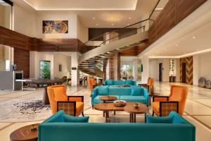 Majoituspaikan Hawthorn Suites by Wyndham Dwarka baari tai lounge-tila