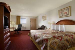 Ένα ή περισσότερα κρεβάτια σε δωμάτιο στο Days Inn by Wyndham Huntington