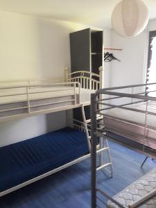 Двухъярусная кровать или двухъярусные кровати в номере le Gite de illian