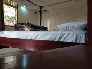 Двухъярусная кровать или двухъярусные кровати в номере Hoima Flight Motel