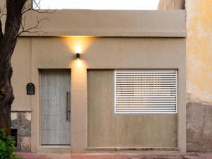 una porta del garage con una luce sopra di Studio 25 de Mayo - San Luis a San Luis