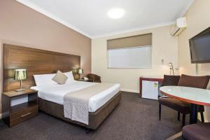 Postel nebo postele na pokoji v ubytování Comfort Hotel Dandenong