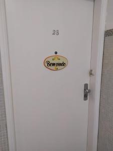 Guarujá Enseada - Apto 200m da praia - 02 dorm. Wi-fi + AR + Estacionamento في غوارويا: وجود علامة على باب الحمام