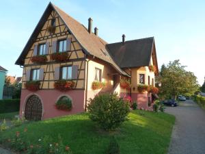 une maison avec des boîtes de fleurs à l'avant dans l'établissement Marronnier, à Epfig