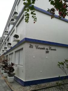 Guarujá Enseada - Apto 200m da praia - 02 dorm. Wi-fi + AR + Estacionamento في غوارويا: مبنى عليه كلام