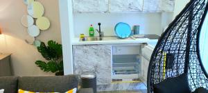 una pequeña cocina con fregadero y encimera en Great Studio Serviced Apartments - Netflix, Wifi, Digital TV, en Sheffield