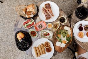 une table remplie de différents types de denrées alimentaires sur les assiettes dans l'établissement Hotel Poem, à Istanbul