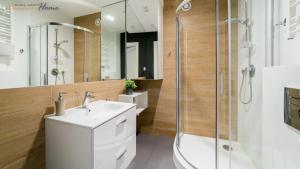 Kúpeľňa v ubytovaní Wonder Home - Apartamenty Residence Karpacz blisko stoku narciarskiego, z balkonami i parkingiem + 35 fotografií