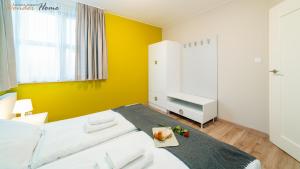 Posteľ alebo postele v izbe v ubytovaní Wonder Home - Apartamenty Residence Karpacz blisko stoku narciarskiego, z balkonami i parkingiem